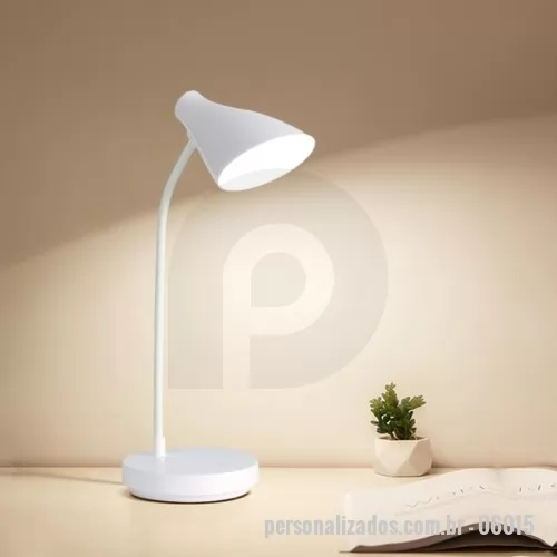 Abajur personalizado - Luminária Articulável em Led Recarregável 06015 Descrição: Luminária articulável em led recarregável e funcionamento touch, material plástico. Contém três estágios de iluminação com regulagem de intensidade touch: luz fria (branca), luz quente (amarela) e luz mista (branca e amarela). Base com botão para ligar e desligar. Acompanha uma bateria de lítio e cabo USB para carregamento. Altura : Aberto 40 cm Largura : Base 12,7 cm Espessura : Base 2,6 cm Comprimento : Base 12,8 cm