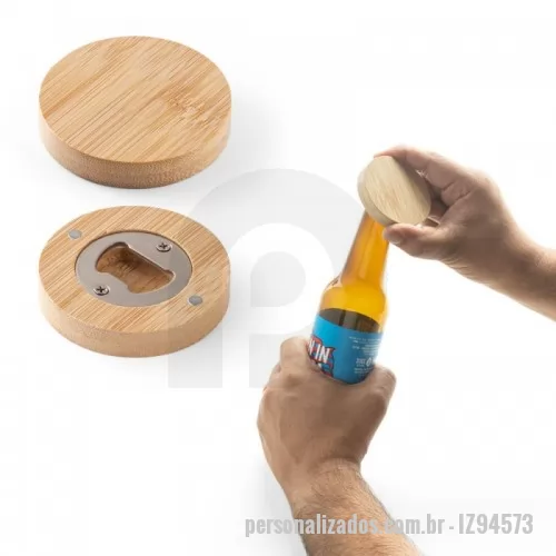 Abridor de garrafa personalizado - Porta copos em bambu com abridor e imã para fixar em superfícies. Ø65 x 11 mm
