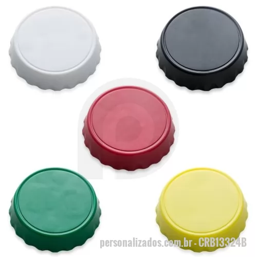 Abridor de garrafa personalizado - Abridor formato tampa de garrafa com imã para geladeira, possui área demarcada na parte superior. Contém dois tipos de abridores de garrafa. OBS.: PEDIDOS APENAS MÚLTIPLOS DE 50 PEÇAS!  PRODUTO EXCLUSIVO PARA PERSONALIZAÇÃO EM ETIQUETA RESINADA.  Altura :  7,5 cm x Largura :  7,5 cm