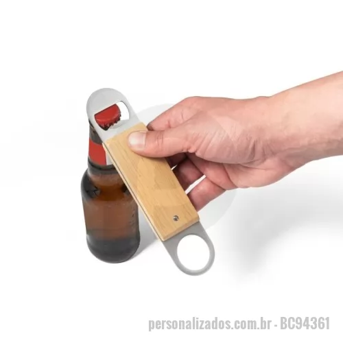 Abridor de garrafa personalizado - Abridor de garrafas em aço inox com corpo em madeira de faia. Distintivo dos restantes por conter um abridor de um lado e uma argola para facilitar sua arrumação. A cor e o resultado da impressão nos materiais naturais pode variar entre produtos. 40 x 180 x 10 mm