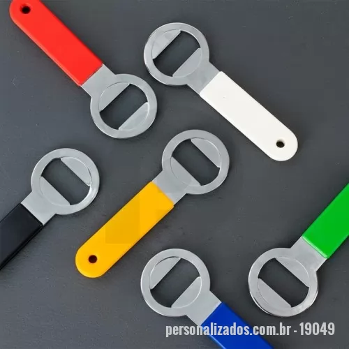 Abridor de garrafa personalizado - Descrição: Abridor de garrafas com argola em aço carbono e cabo com revestimento em plástico ABS.  Largura :  3,6 cm  Espessura :  7 cm  Comprimento :  10,2 cm