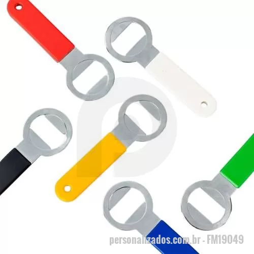 Abridor de garrafa personalizado - Descrição: Abridor de garrafas com argola em aço carbono e cabo com revestimento em plástico ABS.  Largura :  3,6 cm  Comprimento :  10,2 cm  Espessura :  0,7 cm  Medidas aproximadas para gravação (CxL):  1 cm x 4 cm  Peso aproximado (g):  23