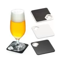 Fabricados em ABS, com abridor de garrafas o porta copos personalizados possui baixo custo e está disponível em duas opções de cores. Brinde perfeito para promover e divulgar sua marca em bares e eventos de confraternizações