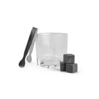 Kit para drinks com cinco peças, incluindo um copo de vidro com capacidade de 250 ml, um pegador de gelo em inox e três cubos de gelo em pedra-sabão. O conjunto acompanha caixa de madeira com revestimento interno em espuma para acomodar os itens. Alt