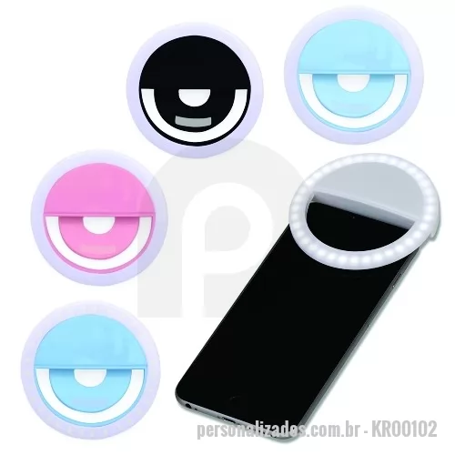 Acessório para celular personalizado - Anel de iluminação para celular, utilizado para fotos em formato selfie. “Ring light” plástico no formato “presilha” para encaixe, possui três estágios de iluminação acionados pelo botão superior. Acompanha cabo USB para carregamento.  Altura :  8,5 cm  Largura :  8,5 cm