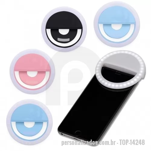 Acessório para celular personalizado - Anel de iluminação para celular, utilizado para fotos em formato selfie. “Ring light” plástico no formato “presilha” para encaixe, possui três estágios de iluminação acionados pelo botão superior. Acompanha cabo USB para carregamento.