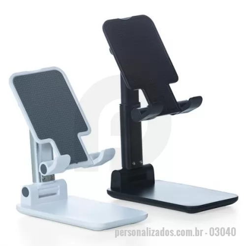 Acessório para celular personalizado - Suporte retrátil para celulares e tablets. Produzido em plástico com haste de alumínio, o suporte possui ângulo ajustável e extensão de altura. Seu tapete de silicone antiderrapante garante a estabilidade do eletrônico sem machucar sua traseira. As “canaletas” também revestidas de silicone encaixam perfeitamente ao eletrônico sem bloquear a visualização da tela, além do espaçamento ideal que permite o carregamento do celular/tablet no suporte sem bloquear a visão ou atrapalhar sua estadia. Com base de silicone antiderrapante, o suporte permanece fixo e estável nas mais diversas superfícies.