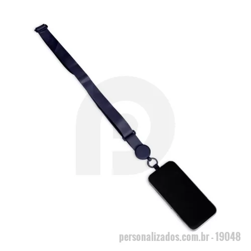 Acessório para celular personalizado - Cordão com alça ajustável para celular feito em poliéster. O acessório é fixado a um cartão retangular que se encaixa na parte interna da capa do celular, próximo à entrada de carregamento USB.