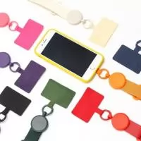 Descrição: Cordão com alça ajustável para celular feito em poliéster. O acessório é fixado a um cartão retangular em poliéster para o encaixe na parte interna da capa do celular, próximo à entrada de carregamento USB. Conta ainda com mosquetão em liga de zinco conectado à uma parte fixa em plástico ABS.  Largura :  6,5 cm  Comprimento :  Máx: 71 cm  Espessura :  0,8 cm