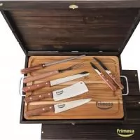 Kit churrasco personalizado. Esse é o nosso negócio, está no nosso DNA. Faça uma consulta e surpreenda-se com nossas opções. São mais de 50 modelos, dos mais simples aos mais completos, garantindo que sempre haverá um kit que se encaixe nas suas necessidades. Estojo de madeira com tábua churrasco, facas diversas, garfo churrasco, chaira e cutelo. Gravação indelével da logo a laser no estojo, tábua faca peixeira e cutelo, garantindo a visibilidade da sua marca por muitos e muitos anos. Acompanha caixa para presente com listras em marrom. Despachamos com frete pago para Sul, Sudeste e Centro Oeste