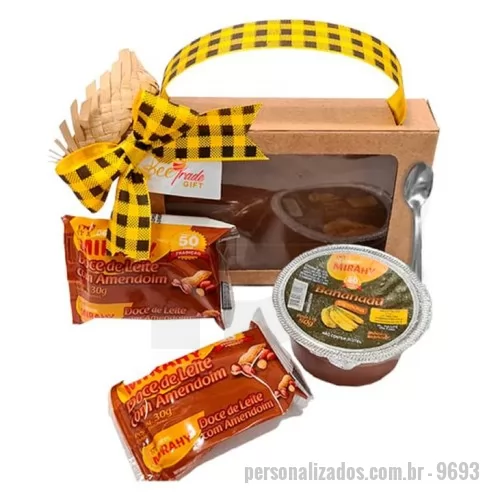 Acessório para confecção personalizado - Uma Kit formado por uma mini bolsinha estilizada e com um tom junino, é um belo kit para presentear os colabores neste arraial. O Kit é composto por: 1 Caixa em Forma de Bolsa 13,0cm x 8,5cm 1 Bananada Cremosa 50g 2 Doces de Leite com Amendoim 30g 1 Mini Chapéu de Palha 5,5cm 