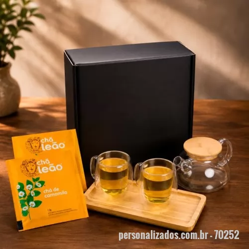 Acessório para crachá personalizado - Kit Chá Tè Reale em caixa para presente VIP assinada Youdu. Contém 2 canecas de vidro de parede dupla de 250ml, bule de vidro borossilicato com infusor em aço inox, travessa em bambu para servir e chá envelopado em sachê sabor camomila.