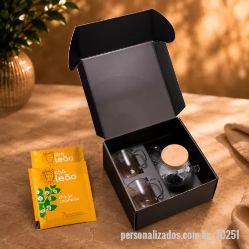 Acessório para crachá personalizado - Kit Chá Tè Momento em caixa para presente VIP assinada Youdu. Contém 2 canecas de vidro de parede dupla de 250ml, bule de vidro borossilicato com infusor em aço inox, travessa em bambu para servir e chá envelopado em sachê sabor camomila.