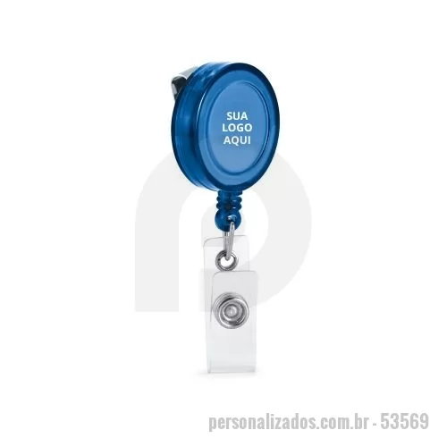 Acessório para crachá personalizado - O Porta Crachá Retrátil é prático e seguro, ideal para uso em empresas, eventos e credenciais. Possui clipe metálico com mecanismo extensível de até 900 mm, permitindo apresentar o cartão ou crachá com comodidade. Conta com presilha transparente e botão para adicionar bolsa porta-cartões, garantindo versatilidade e maior proteção. Compacto e funcional, é um brinde corporativo útil e de grande impacto, que pode ser personalizado com o logo da sua empresa.  Dimensões:  ø32 x 9 mm