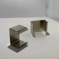 Garrinha Dentada para fechamento de cordão Tamanho: 18mm Banho: Níquel Fabricante: Brustelo