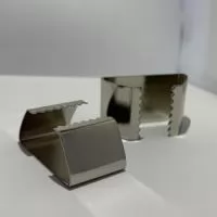 Garrinha Dentada para fechamento de cordão Tamanho: 25mm Banho: Níquel Fabricante: Brustelo
