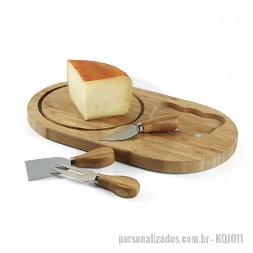 Acessório para queijo personalizado - Kit queijo personalizável com 4 peças: Duas facas de queijo, uma p/ queijo parmesão, uma para queijo mais duros, um garfo para servir e uma base de madeira com local p/ acoplar os talheres após seu uso. Talheres em aço inox e cabo de madeira. Gravação em Laser.