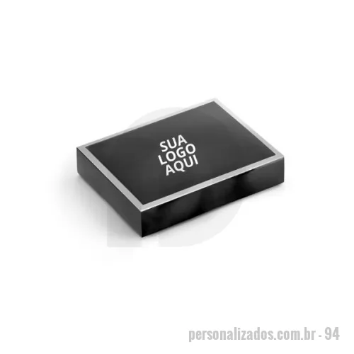 Acessório para vinho personalizado - Conjunto para Vinho Personalizada. Celebre datas comemorativas na sua empresa com um brinde corporativo memorável! Este exclusivo Conjunto para Vinho em Zinco é o presente perfeito para funcionários que apreciam a boa arte de degustar vinhos. O kit inclui um saca-rolhas com canivete de sommelier e uma rolha em zinco, ambos projetados para enriquecer a experiência com cada garrafa. Apresentado em uma caixa presente elegante, com dimensões de 103 x 133 x 28 mm, este brinde da empresa não só expressa apreço, mas também celebra a importância de cada colaborador. Surpreenda seus funcionários com um gesto de reconhecimento neste Dia dos Pais.