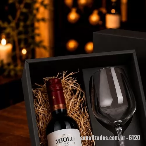 Acessório para vinho personalizado - Kit Vinho Piccolo em caixa para presente assinada Youdu. Contém 1 taça de vidro para vinho de 380ml, vinho chileno reserva cabernet de 187ml e 3 bombons Ferrero Rocher.