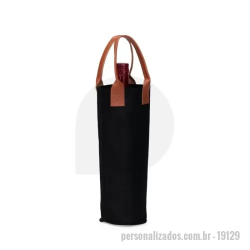Acessório para vinho personalizado - Elegante e funcional, o porta-vinho de feltro é uma excelente opção para presentear clientes, colaboradores e parceiros. Possui estrutura em feltro e alças de mão em couro sintético, proporcionando praticidade e um acabamento sofisticado para transportar e presentear garrafas de vinho.