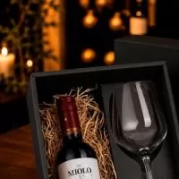 Kit Vinho Piccolo em caixa para presente assinada Youdu. Contém 1 taça de vidro para vinho de 380ml, vinho chileno reserva cabernet de 187ml e 3 bombons Ferrero Rocher.