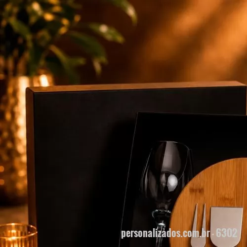 Acessórios para Painel Canaletados personalizado - Kit Queijos Formaggio em caixa para presente VIP assinada Youdu. Contém 2 taças de vidro para vinho de 380ml, tábua redonda em bambu de 220x12mm, faca de ponta, espátula, garfo e faca de ponta reta em bambu e inox.