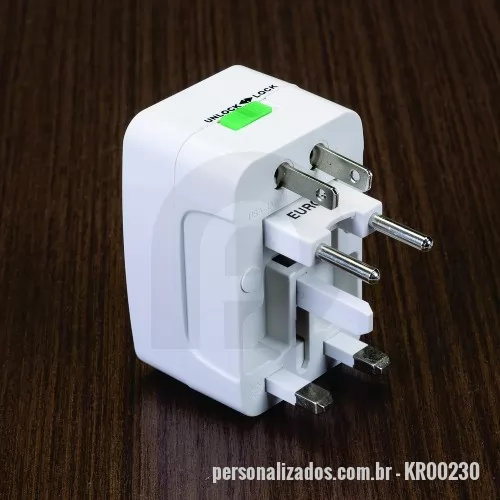 Adaptador de tomada universal personalizado - Adaptador universal branco em plástico resistente.Possui plug EUROPE: para uso basta puxar a tomada cental, para guardar empurrar para dentro. Plug UK/SP: empurre o botão verde de lock para unlock e a tomada irá pra fora, para guardar basta empurrar a tomada de volta para dentro e empurre o botão para lock(neste processo é necessário segurar a tomada enquanto trava). Plug USA/JAPAN/AUST/THAI: empurre o botão verde de lock para unlock e a tomada irá pra fora, para guardar basta empurrar a tomada de volta para dentro e empurre o botão para lock(neste processo é necessário segurar a tomada enquanto trava). Parte central basta conectar algum dispositivo e utilizar as outras tomadas para conectar à energia. Quando o adaptador estiver com a luz vermelha acesa significa que está funcionando.