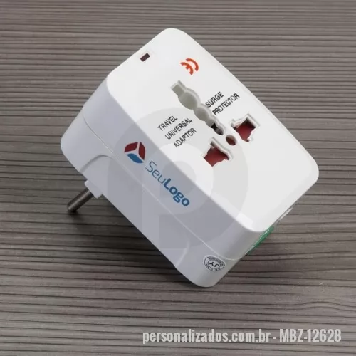Adaptador de tomada universal personalizado - Adaptador universal branco em plástico resistente.Possui plug EUROPE: para uso basta puxar a tomada cental, para guardar empurrar para dentro. Plug UK/SP: empurre o botão verde de lock para unlock e a tomada irá pra fora, para guardar basta empurrar a tomada de volta para dentro e empurre o botão para lock(neste processo é necessário segurar a tomada enquanto trava).