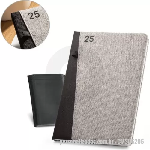 Agenda ecológica personalizada - Agenda A5 em PET (100% rPET). Está organizada num plano diário. Com suporte para esferográfica (não inclusa) e marcador em fita. Fornecida com bolsa de non-woven. 148 x 210 mm | Bolsa: 205 x 250 mm