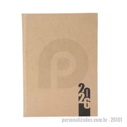 Agenda ecológica personalizada - Agenda ecológica com capa dura em papelão texturizado que remete ao bambu, encadernação em Wire-O e suporte elástico para caneta. Contém aproximadamente 60 folhas beges pautadas, com símbolo de reciclagem na lateral inferior. Acompanha uma caneta esferográfica de carga azul de 1,0mm com corpo em papelão e clip, acionamento por clique e ponteira em plástico.