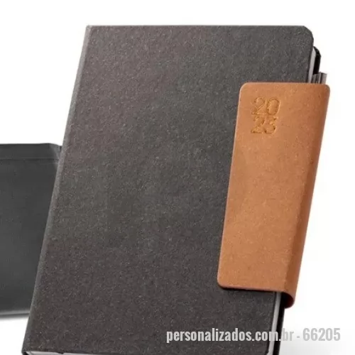 Agenda ecológica personalizada - A agenda em couro reciclado com fecho magnético é um brinde corporativo sofisticado e sustentável, perfeito para presentear clientes e colaboradores. Com suporte para esferográfica e marcador em fita, ela é prática e funcional para uso no dia a dia. Acompanha bolsa de non-woven para proteção e transporte. Personalize com a logomarca da sua empresa e ofereça um presente exclusivo e elegante.