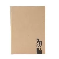 Agenda ecológica com capa dura em papelão texturizado que remete ao bambu, encadernação em Wire-O e suporte elástico para caneta. Contém aproximadamente 60 folhas beges pautadas, com símbolo de reciclagem na lateral inferior. Acompanha uma caneta esferográfica de carga azul de 1,0mm com corpo em papelão e clip, acionamento por clique e ponteira em plástico.