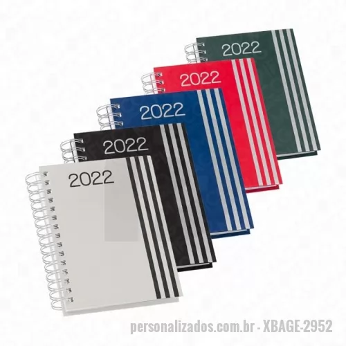 Agenda personalizada - Agenda Wire-o produzida em material sintético, frente com detalhe de 3 listras no canto direito e ano 2022 na parte superior central, verso liso. Contém bolso plástico atrás da capa, dados pessoais, calendário de 2021 á 2023, mapa do Brasil, mapa global, índice telefônico e planejamento. MEDIDAS: Altura : 20 cm x Largura : 16 cm x Espessura : 2,7 cm. Peso aproximado (g): 385. GRAVAÇÃO: Silk Screen 1 cor