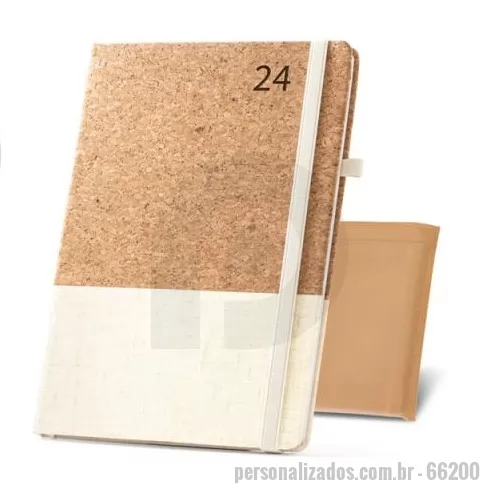 Agenda personalizada - Agenda em cortiça e linho - Agenda B5 em cortiça e linho com suporte para esferográfica (não incluída), marcador em fita e elástico para fecho na mesma cor. Está organizada num plano semanal. Fornecida com bolsa de non-woven. 175 x 245 mm | Bolsa: 220 x 270 mm