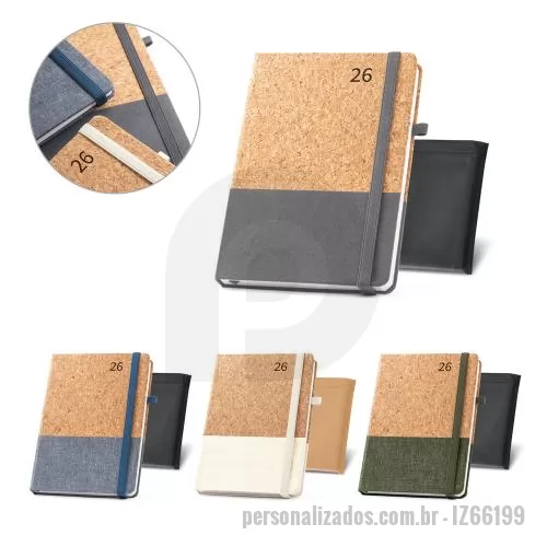 Agenda personalizada - Agenda B5 em cortiça e linho. Possui um suporte para esferográfica (não inclusa), marcador em fita e elástico para fecho na mesma cor. Está organizada num plano diário. Fornecida com bolsa de non-woven. 148 x 210 mm | Bolsa: 205 x 250 mm