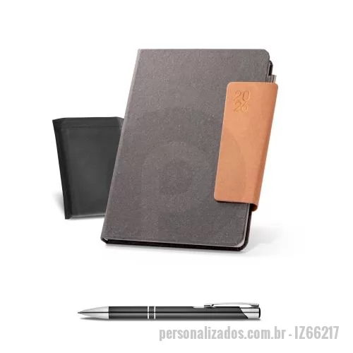 Agenda personalizada - Agenda B5 em pele reciclada (58%) com fecho magnético. Está organizada num plano semanal. Inclui suporte para esferográfica (incluída) e marcador em fita. Fornecida com bolsa de non-woven. 175 x 245 mm | Bolsa: 220 x 270 mm