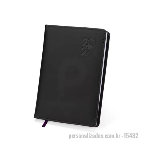 Agenda personalizada - Organize seu ano com praticidade e sofisticação! A Agenda Diária 2027 possui capa em couro sintético e marca-página em fita de cetim, combinando funcionalidade e um acabamento elegante.  Com aproximadamente 178 folhas em papel offset 63 g/m², conta com diversos espaços para organização pessoal e profissional, incluindo planejamento diário e mensal, controle financeiro, contatos, receitas e despesas, além de calendários e mapas. 