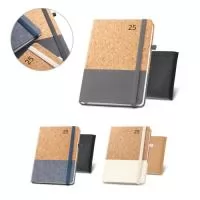 Agenda B5 em cortiça e linho com suporte para esferográfica (não inclusa), marcador em fita e elástico para fecho na mesma cor. Está organizada num plano diário. Fornecida com bolsa de non-woven.  148 x 210 mm | Bolsa: 205 x 250 mm