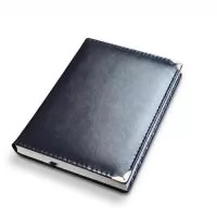 Agenda diária com capa lisa, almofadada em laminado sintético com cantoneira. Aproximadamente 360 páginas em papel offset 60 gr. Contendo: dados pessoais, calendário, índice telefônico, mapas. 
