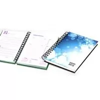 Fabricação própria, agendas personalizados do seu jeito. Permite lâminas de publicidade. Tamanhos 15x21 cm. Capa impressa em 4 cores, miolo de agenda diária impresso em duas cores contendo 4 idiomas, Dados pessoais, contatos telefônicos, mapa mundi colorido completo e calendário dos dois próximos anos. Acabamento em wire-o.