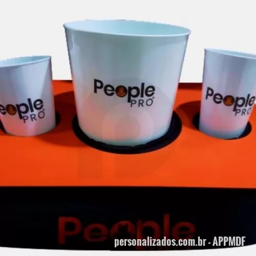 Almofada de colo para apoio personalizada - Kit Almofadas porta Pipocas 29x40x14 cm Em tecido elanca 100% Poliéster Personalizadas em sublimação Com bandeja de MDF de 3 mm de espessura 2 Copos de refrigerante de 550 ml 1 Balde de pipocas de 2,6 litros personalizados em 1 cor