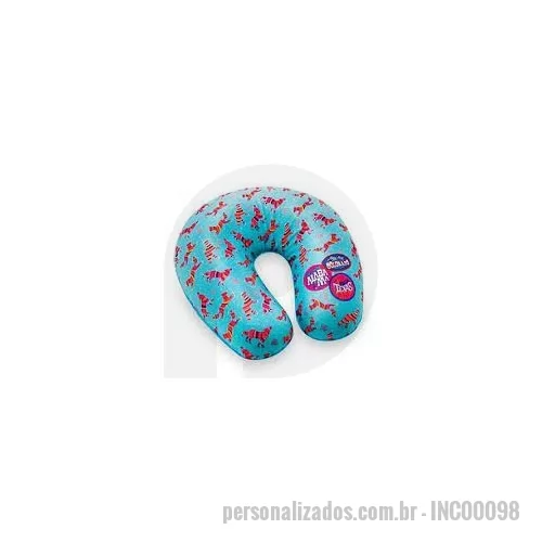 Almofada de pescoço personalizada - Almofada de pescoço com botão de fixação, produto totalmente estilizavel, fabricada em espuma anti-alergica, diversas cores disponiveis, ideal para o descanso, dia a dia, produto economico e de grande aceitação  ALMOFADA DE PESCOÇO PERSONALIZADA  COM FIBRA ANTIALERGICA  PERSONALIZE COM SUA ARTE  CONSULTE MATERIAIS DISPONIVEIS  MEDIDA APROXIMADA 35X35CM  MATERIAL NEOPLEX OU ELASTANO  Utilize brindes de qualidade para valorizar a sua marca e alcançar melhores resultados com suas ações promocionais. Nossos itens são perfeitos para campanhas promocionais, eventos, feiras, congressos e para presentear parceiros de negócios. Além de dar destaque na sua marca, nossos produtos são 100% personalizáveis, o que permite que sua identidade visual se torne mais marcante e sua marca seja lembrada com muito mais frequência. Podemos alterar cores de tecidos, aviamentos, tipos de estampa, sempre pensando na combinação do brinde com a sua marca Entre em contato com nossos consultores e confira a melhor o