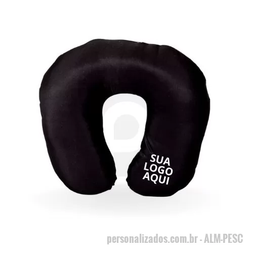 Almofada de pescoço personalizada - Produzida em 100% poliéster, a Almofada de Pescoço Personalizada é um brinde exclusivo que une conforto, estilo e funcionalidade.  Cuidados na lavagem:  Lavar à mão, apenas com sabão neutro;  Não utilizar alvejantes ou outros produtos químicos.  Dimensões da almofada:  Comprimento: 35 cm  Largura: 35 cm  A Almofada de Pescoço Personalizada foi desenvolvida para proporcionar conforto e relaxamento durante viagens, intervalos no trabalho ou momentos de descanso. Seu design ergonômico se ajusta perfeitamente ao contorno do pescoço, oferecendo suporte adequado e aliviando a tensão muscular.  O grande diferencial está na personalização: você pode incluir o logotipo, nome da empresa ou qualquer arte que represente sua marca, tornando o produto exclusivo e memorável.  Ideal para brindes corporativos, ações promocionais, presentes de fim de ano ou para incentivar a produtividade no ambiente de trabalho, esta almofada é uma escolha sofisticada e inteligente.  A Cine2u é referência em brindes cr