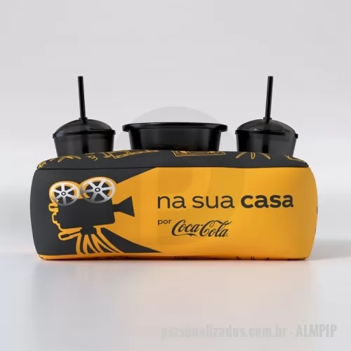 almofada porta pipoca personalizada - Almofada Porta Pipoca Personalizada, Nossa almofada de pipoca casal em ISOFLEX é perfeita para quem valoriza momentos de lazer com conforto e estilo. Seja para uma noite de cinema a dois ou uma maratona de séries com amigos, este brinde promocional é uma escolha inteligente e prática para promover sua marca ou evento.