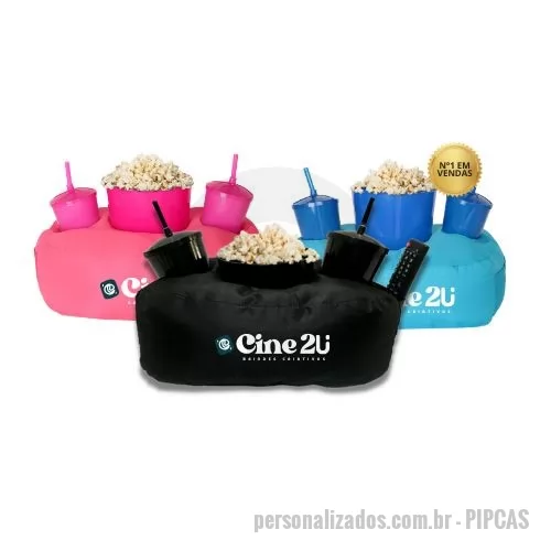 almofada porta pipoca personalizada - Transforme seus momentos de lazer em experiências ainda mais aconchegantes com o Kit Almofada Porta Pipoca. O conjunto inclui:  01 almofada porta pipoca com 02 bolsos laterais para controle remoto;  01 balde de 2,6 L;  02 copos de 500 ml cada, com tampas e canudos.  A almofada é produzida com materiais de qualidade e pode ser personalizada com a identidade visual da sua marca. A estampa em silkscreen é aplicada em um dos lados da almofada, com área útil de 10 cm x 28 cm. Os copos e baldes também podem receber personalização (7x7 cm nos copos e 10x10 cm nos baldes).  Ideal para brindes corporativos, ações promocionais ou presentes criativos, o kit une praticidade, conforto e estilo, tornando qualquer sessão de filmes ou eventos esportivos ainda mais especial.