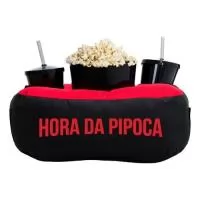 Kit Pipoca conta com uma almofada em oxford gravação frontal sem limites de cores, com opção de acompanhamento 01 ou 02 lugares para copos c/ tampa e canudo e 01 balde de Pipoca de 1,6 Lts