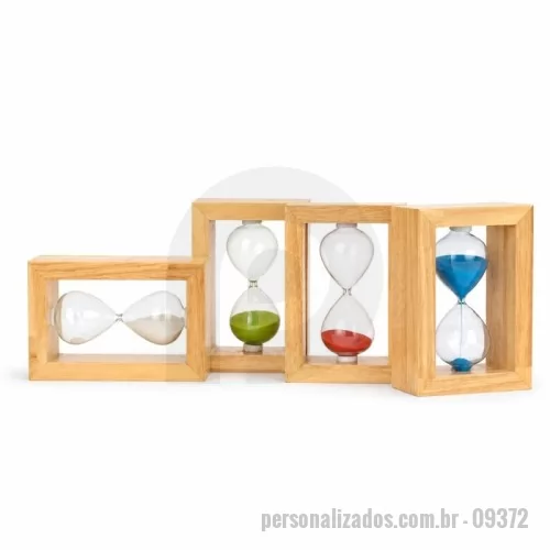 Ampulheta personalizada - Ampulheta decorativa personalizada, produzida em vidro borossilicato com estrutura em madeira e areia colorida. Possui design elegante e acabamento diferenciado, sendo ideal para brindes corporativos, decoração de escritórios, mesas executivas, premiações, eventos, convenções, kits empresariais e presentes para clientes e colaboradores. A estrutura superior em madeira permite personalização com logotipo, nome ou identidade visual da empresa, tornando a peça um brinde sofisticado e de alto valor percebido. Medidas aproximadas: 9,8 x 14,5 x 5 cm. Área aproximada de gravação: 4,5 x 9 cm na parte superior da estrutura. Peso aproximado: 250 g.