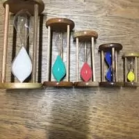Ampulheta personalizada, fabricado  com moldura de madeira e vidro com areia colorida varios tamanhos,fabricação propria. Brinde indicado para area medicao.