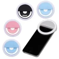 Descrição: Melhore a qualidade das selfies e registre momentos únicos com mais luz e brilho! Nosso Anel de iluminação para celular, é um “Ring light” plástico, mais compacto, e no formato “presilha” para encaixe. Ainda possui três estágios de iluminação acionados pelo botão superior. Acompanha cabo USB para carregamento.  Altura :  8,5 cm  Largura :  8,5 cm  Espessura :  3 cm  Medidas aproximadas para gravação (CxL):  2,5 cm x 2,5 cm