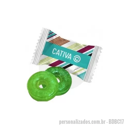 Bala personalizada -  Balas Soft cilíndrica com orifício no centro. Sabor: Menta Embalagem:  Branca Pérola, Chapada, Metalizada, Metalizada Colorida, Transparente, Lamina Fosca e Laminada Brilhante. Fechamento da Embalagem: Flow Pack Tamanho da Embalagem: 45 x 28 mm Tamanho Máximo da Impressão: 28 x 20 mm (centralizado) Cores de Impressão: Sem limites de cores Validade: 02 anos Ingredientes: Açúcar, Xarope de Glucose, Sal, Lecitina de Soja, Aroma de Menta, Corante Alimentício. Não contém Glúten. Alérgicos: Não contém Leite ou derivados.